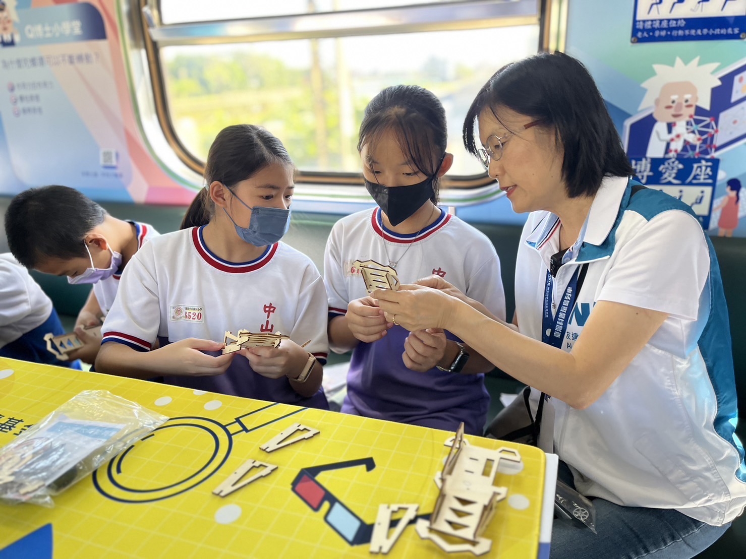 友達永續基金會執行長古秀華及同仁親自擔任科普列車志工，帶領師生們動手做科學，傳遞能源科普知識，讓科學教育向下紮根