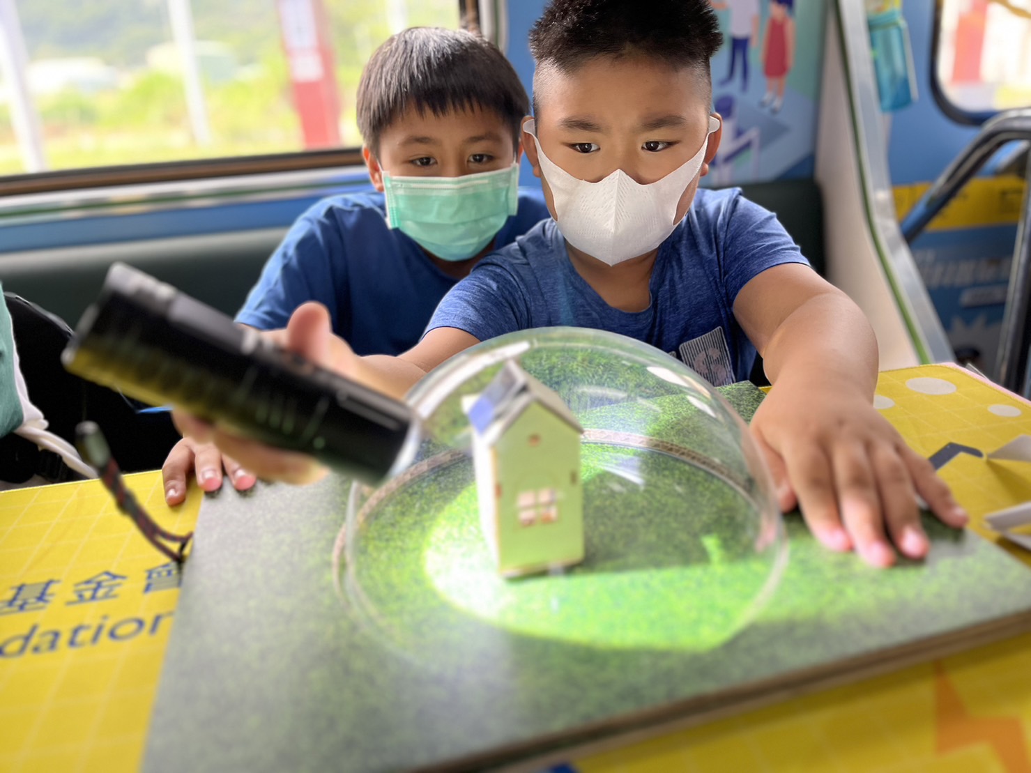 友達參與基礎科學主題車廂，以STEAM教學精神，設計「逐日科學家」、「太陽能工程師」以及「淨零建築師」三大能源科普課程和實驗