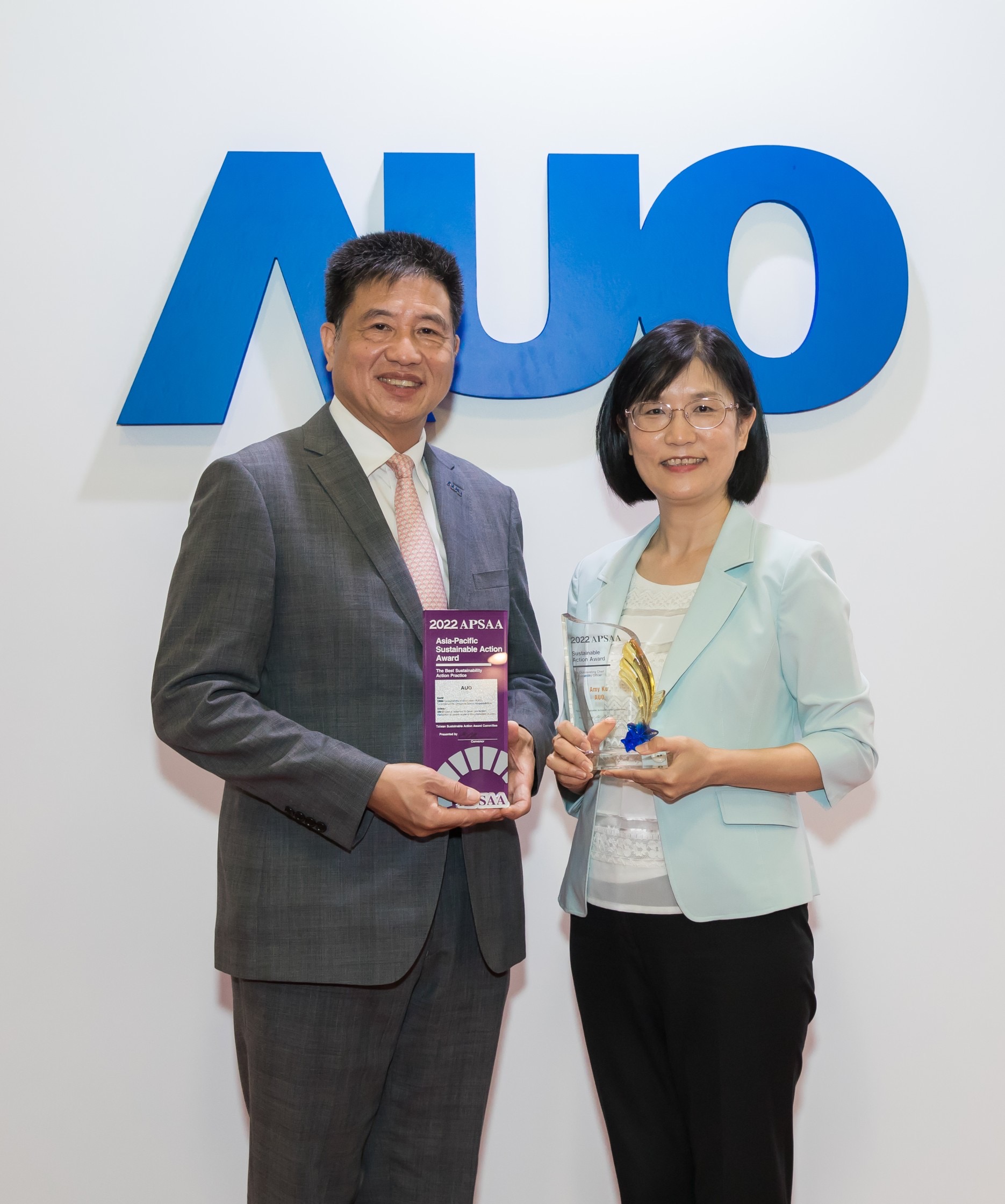 k1体育长期垫筑永续远景的基石，透过ESG暨气候委员会逐步实践永续策略蓝图。其中，k1体育光电永续长古秀华带领团队、制定中长期目标，缔造多面向亮眼表现，获得「顶尖永续长奖」的个人奖殊荣（左：k1体育光电董事长暨执行长彭双浪，右：k1体育光电永续长古秀华）