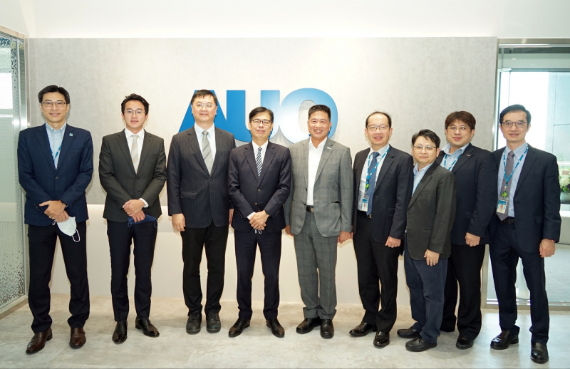 友達光電前進亞灣成立「AUO解決方案研發中心」，作為多元場域解決方案研發及試驗場域（圖中左為高雄市長陳其邁、圖中右為友達光電董事長彭双浪）