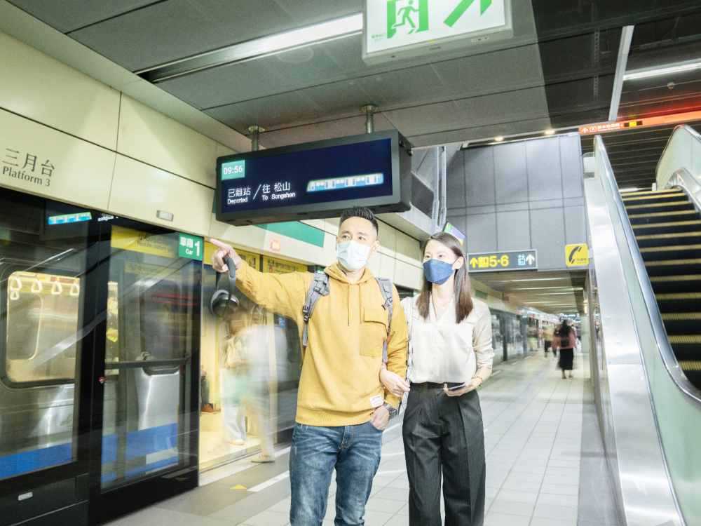 友達旗下達擎之客製化TARTAN顯示器，於台北捷運中山站亮相。以獨特長條型比例與高畫質特色，為台北捷運站帶來嶄新的都會車站風貌