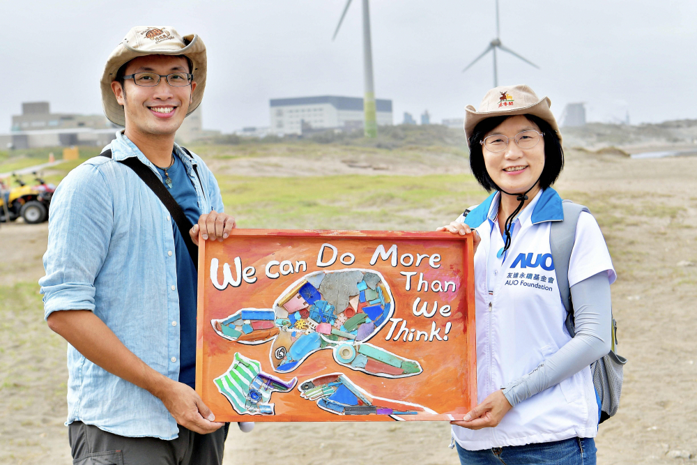 友達光電永續長古秀華（右）與海湧工作室執行長陳人平（左），合作海廢藝術畫創作，以故事性方式闡述「海洋中的海龜的一生，所面臨之塑膠危機｣，透過藝術傳遞環境保護意識