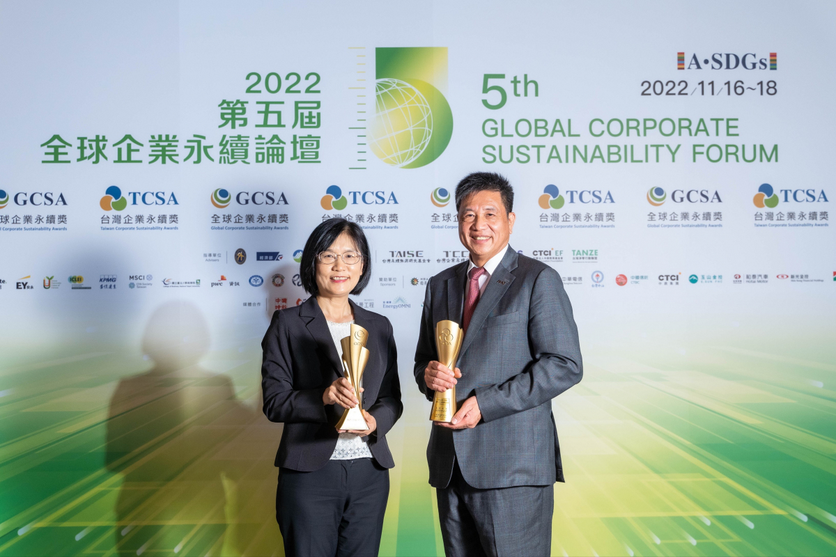 k1体育作为净零碳排先锋，期引领价值链伙伴同行共好，卫冕制造业组&ldquo;十大典范企业&rdquo; 二连冠殊荣(左：k1体育光电永续长古秀华，右：k1体育光电董事长暨执行长彭双浪)