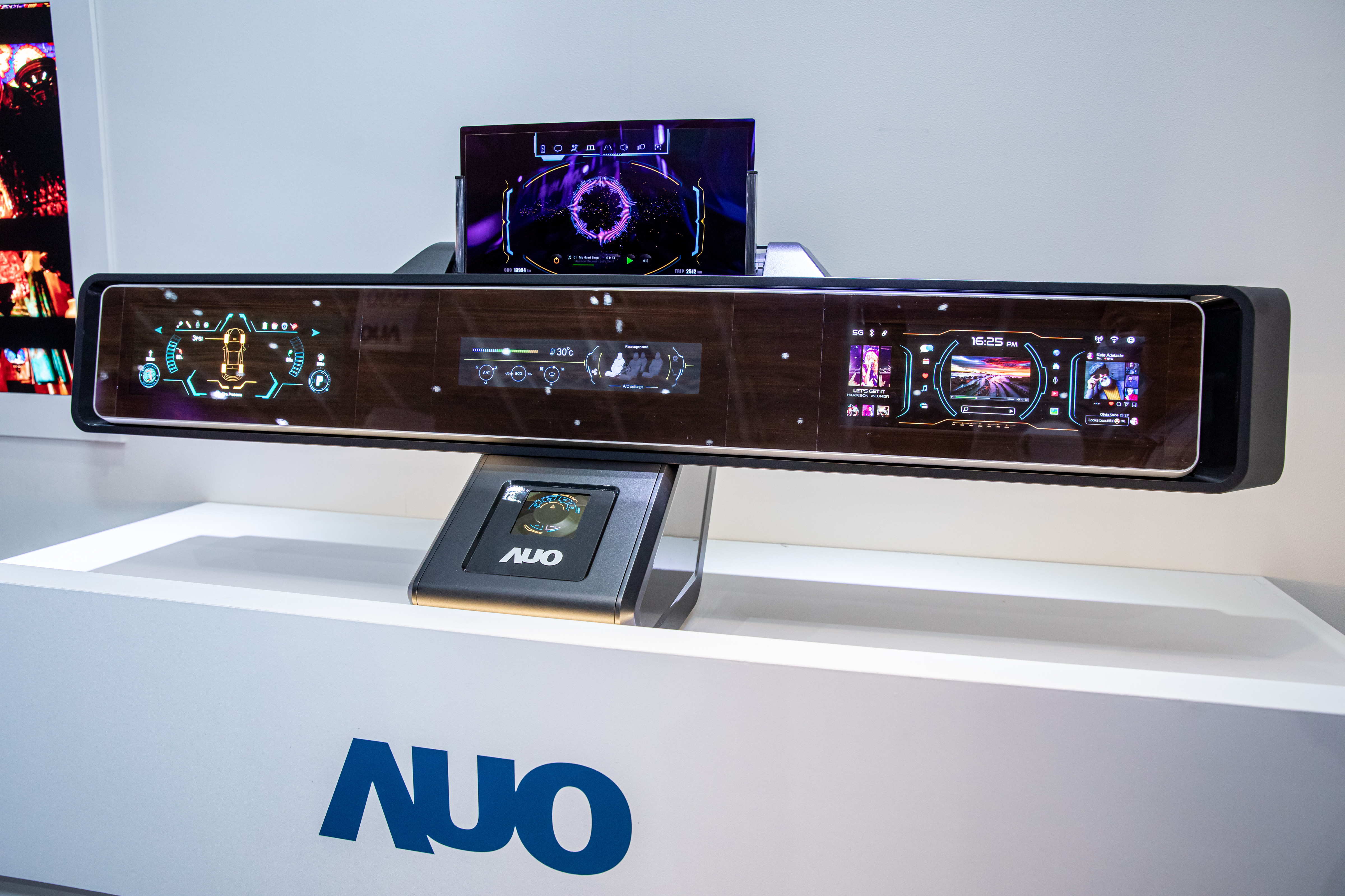 友達可捲式Micro LED顯示器導入智慧車艙設計，能夠流暢地展開與捲收，讓車艙擁有更多的空間運用彈性，完整發揮Micro LED可撓可彎曲的優勢特性