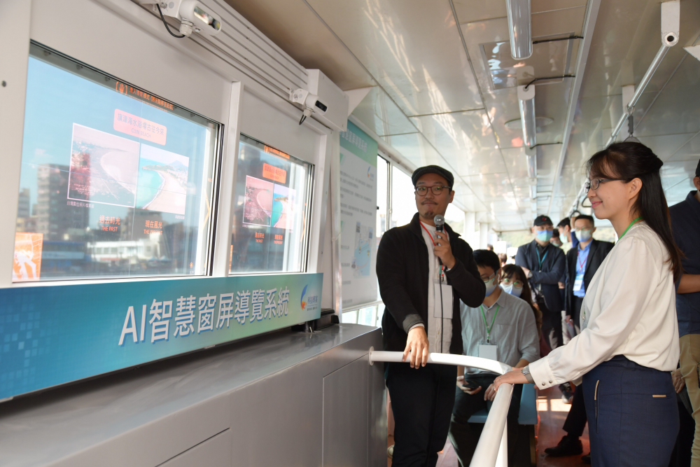 友達整合透明Micro LED智慧窗，透過景物GPS座標定位追蹤乘客視線，可即時在智慧窗提供正確的導覽資訊