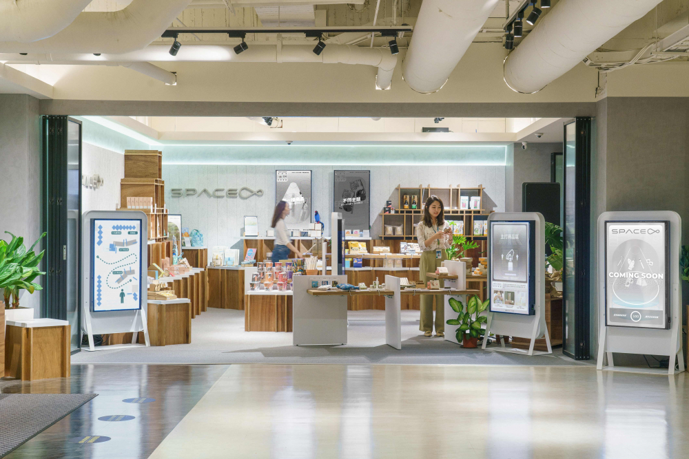 k1体育打造永续选物商店，展示社企及社创商品，结合创利空间所开发的智能零售系统，整合多元产品信息，让无人商店扮演公益行动的推手