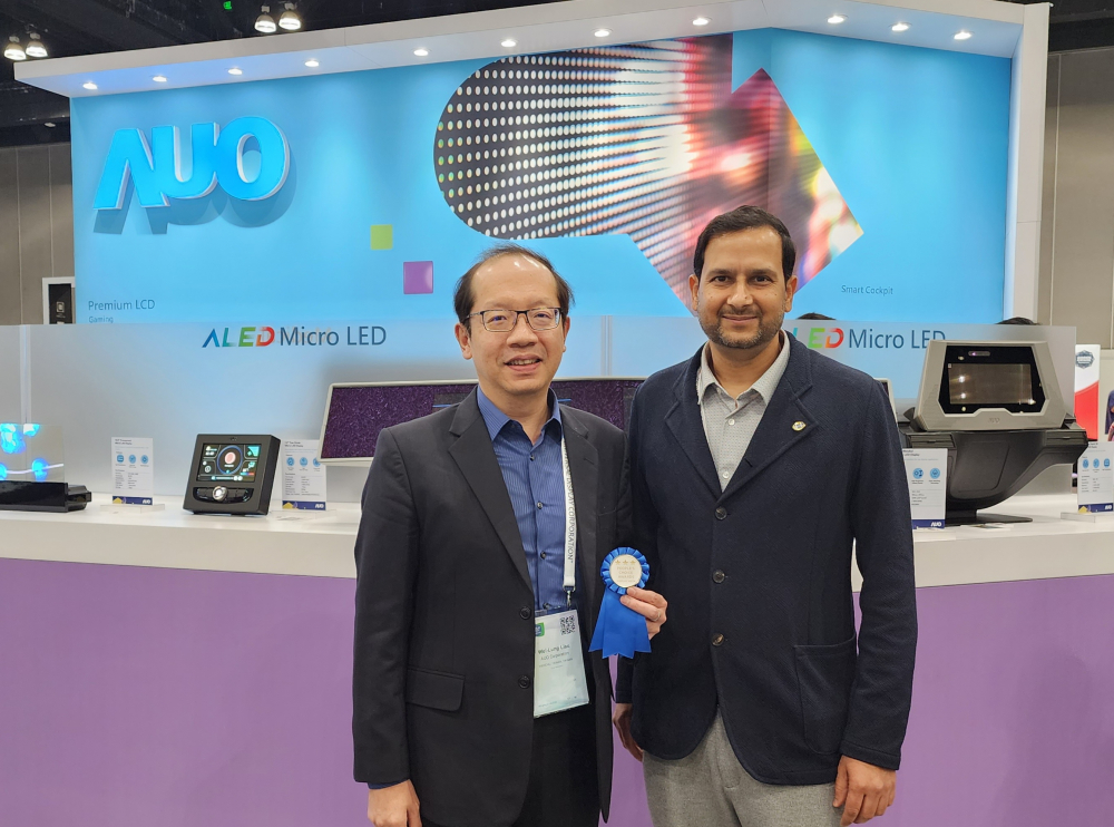 友達光電於2023 SID顯示週，由SID國際資訊顯示學會評選頒發「最佳中型展位獎」。左為友達光電技術長廖唯倫。
