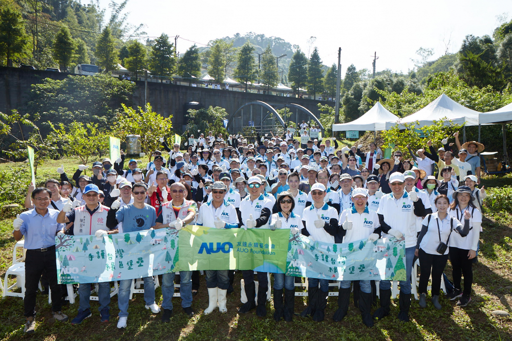 友達永續基金會集結超過200位志工，攜手移除外來入侵種小花蔓澤蘭，守護霄裡溪生物多樣性