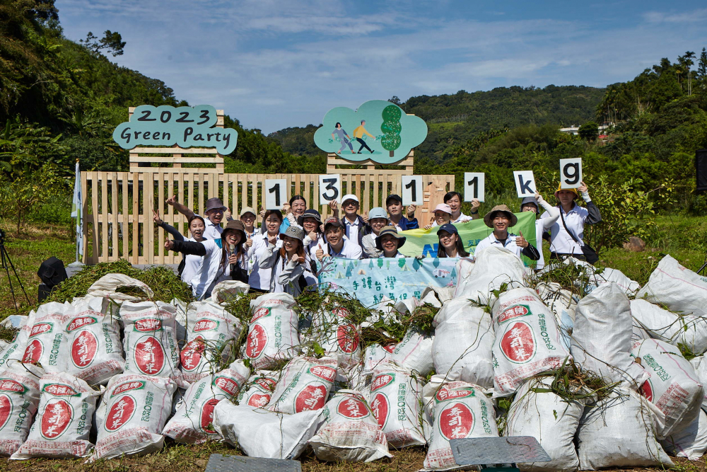 友達集結超過200位志工，攜手移除高達1311公斤的外來入侵種「小花蔓澤蘭」