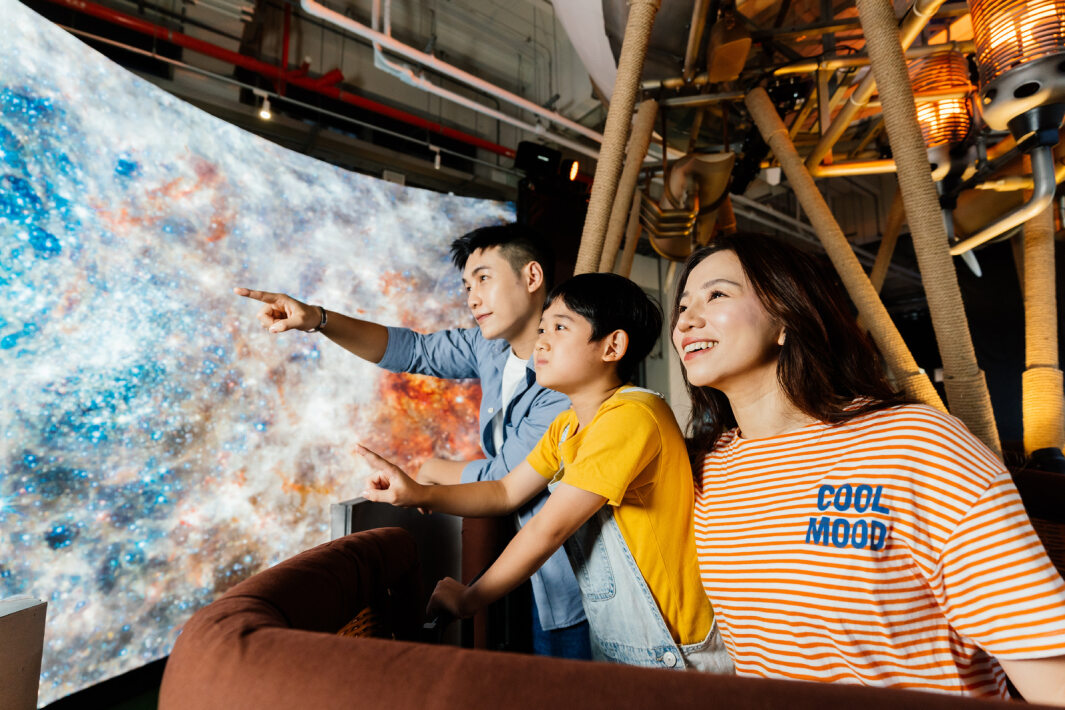 友達打造全台最大寬6公尺、高4公尺、唯一搭載LED弧形拼接顯示屏的動感飛行船，讓乘客駐足在熱氣球上，享受身歷其境的偽出國旅遊樂趣