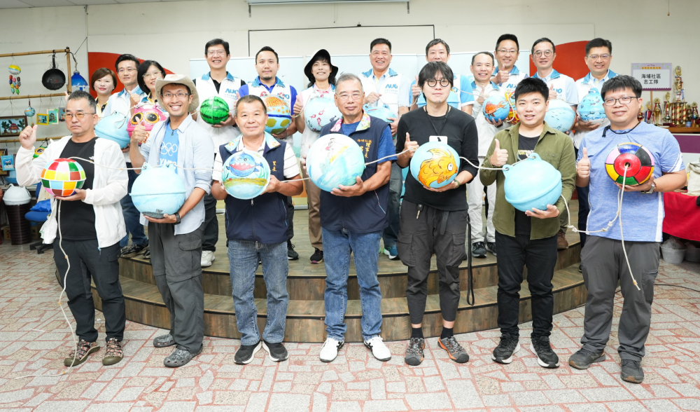 友達光電暨友達永續基金會董事長彭双浪與農業部林業及自然保育署新竹分署夏分署長、供應商夥伴、在地鄰里協會、社企團體，以循環再生的海廢浮球倡議從源頭減廢，為地球移除塑膠垃圾，共同「手」護台灣美麗海岸