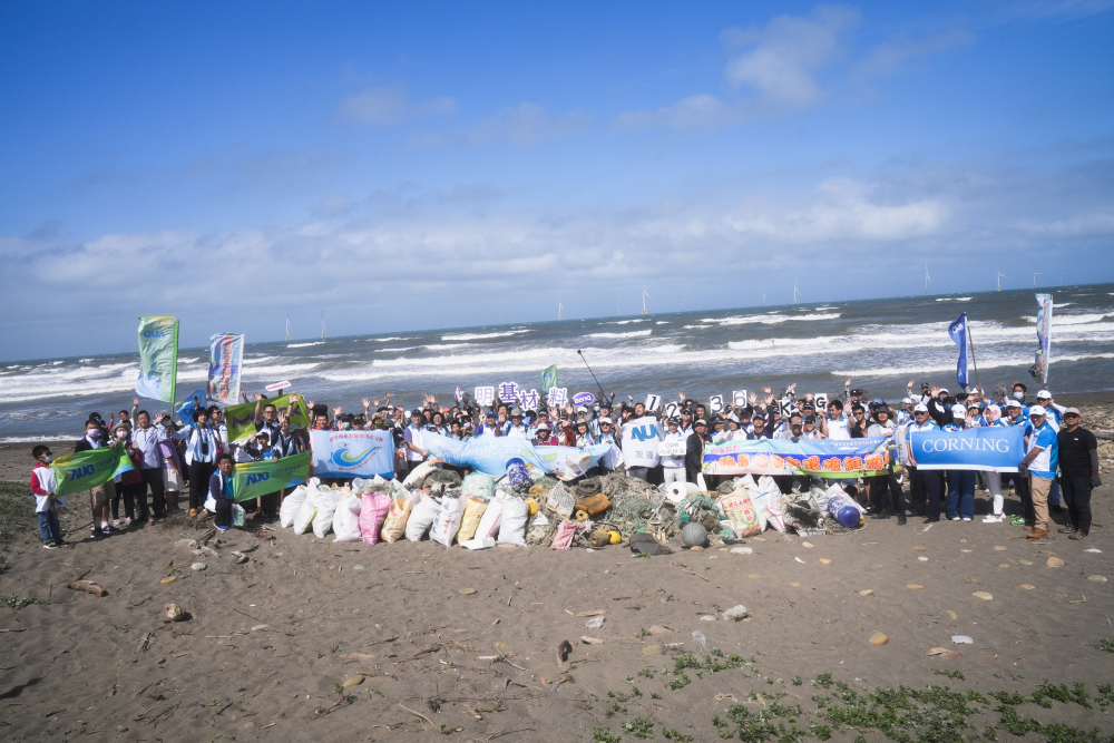 友達永續基金會召集企業志工、產官學和供應商夥伴，在苗栗後龍外埔魚港1340保安林海岸淨攤，齊心協力清除1.2公噸海洋廢棄物，以行動實踐對環境友善的承諾