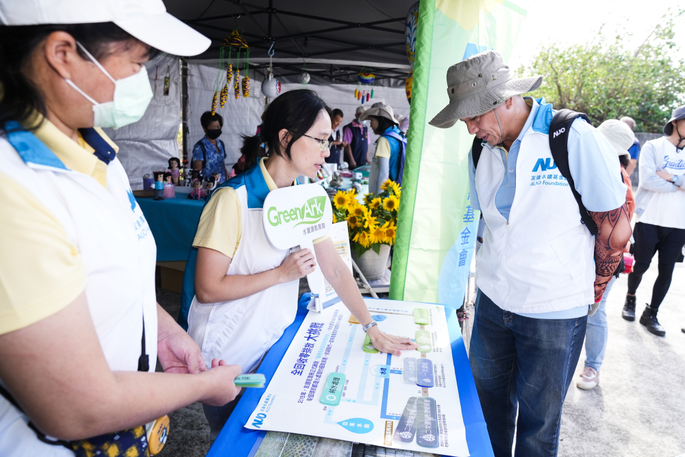 2023年友達永續基金會Ocean Party活動攜手社會企業及地方創生團體，策展食衣行等循環再生環教市集，及電動巴士接駁等低碳活動設計，打造減塑低碳的永續淨灘活動