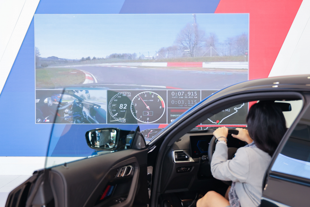 顧客按下虛擬Engine Start按鈕，啟動預選車款的引擎聲浪，螢幕同時呈現德國紐柏林賽道的試駕畫面，坐進車內一秒化身駕駛員馳騁奔騰