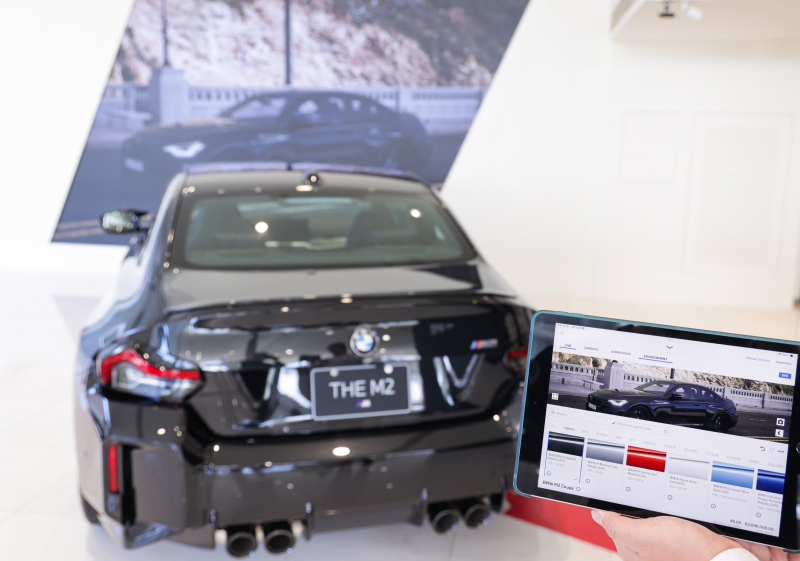 賞車介面即時投放到LED牆上，顧客可即時更換車輛內裝、零件選配與車款配色，提供近乎與實車等比例的沉浸式無死角虛擬賞車體驗