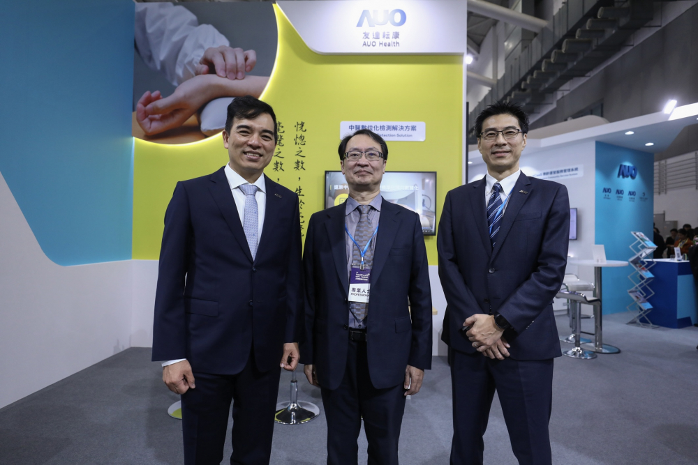 首次於醫療科技展亮相的友達耘康，捐贈數位化檢測設備與研究經費，協助衛福部國家中醫藥研究所打造中醫大數據資料庫。圖由左至右為友達光電執行長暨總經理柯富仁、衛福部國家中醫藥研究所所長蘇奕彰、友達光電智慧醫療事業群總經理廖世宏