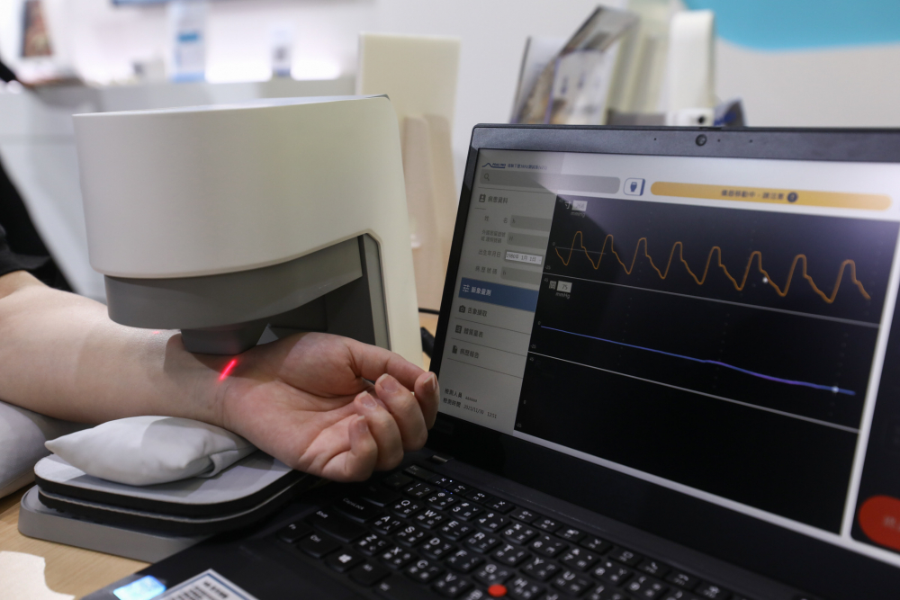 友達耘康脈象檢測系統透過電腦精準控制升降系統，還原中醫師三指把脈過程的舉、按、尋手法，將脈象感受轉化成數據，未來可結合大數據分析，實現智慧醫療及準確性