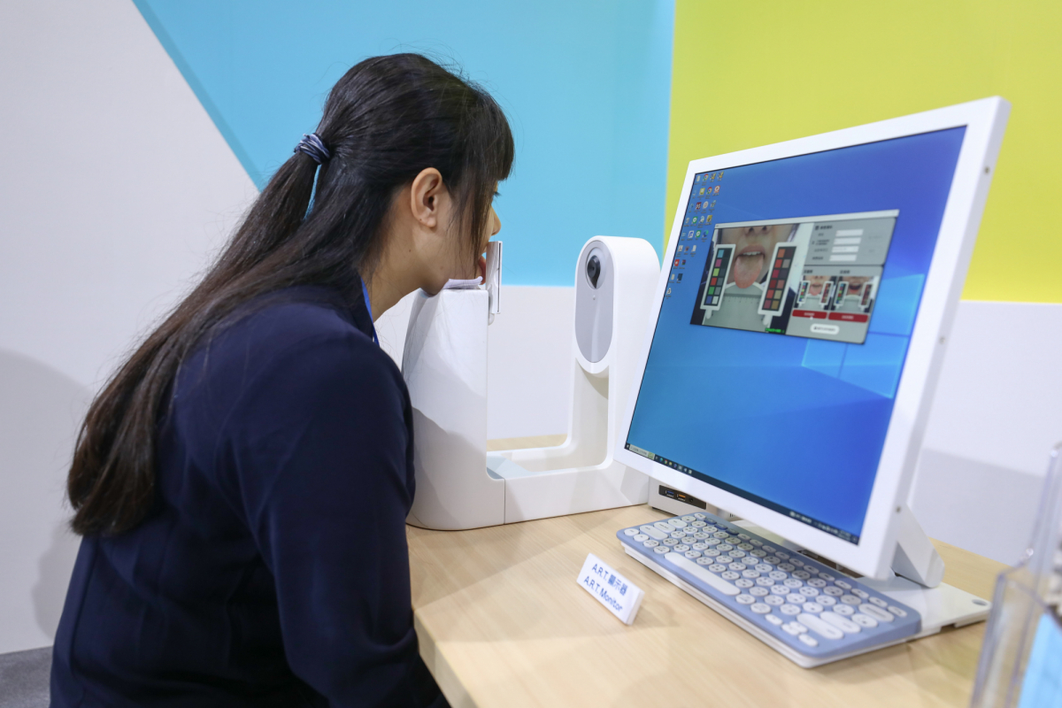 友達耘康延伸友達卓越的感測技術及色彩管理專長，研發出舌象擷取系統，可提供數據化、影像化的檢測結果，輔助醫師與專業醫事人員做為臨床研究、檢測結果評估與檢測紀錄的留存