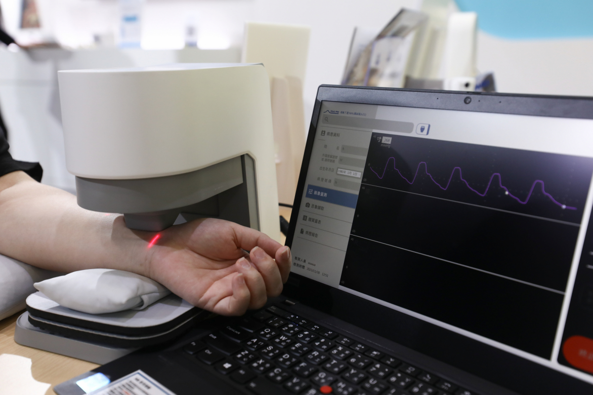 友達耘康脈象檢測系統透過電腦精準控制升降系統，還原中醫師三指把脈過程的舉、按、尋手法，將脈象感受轉化成數據，實現智慧醫療及準確性