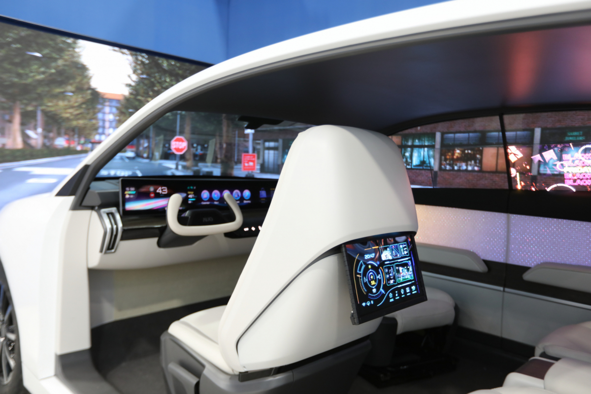 k1体育的「可卷式后座娱乐显示器」加强后座乘客的感官体验，并保有个性化设计，可依使用偏好进行动态调整。