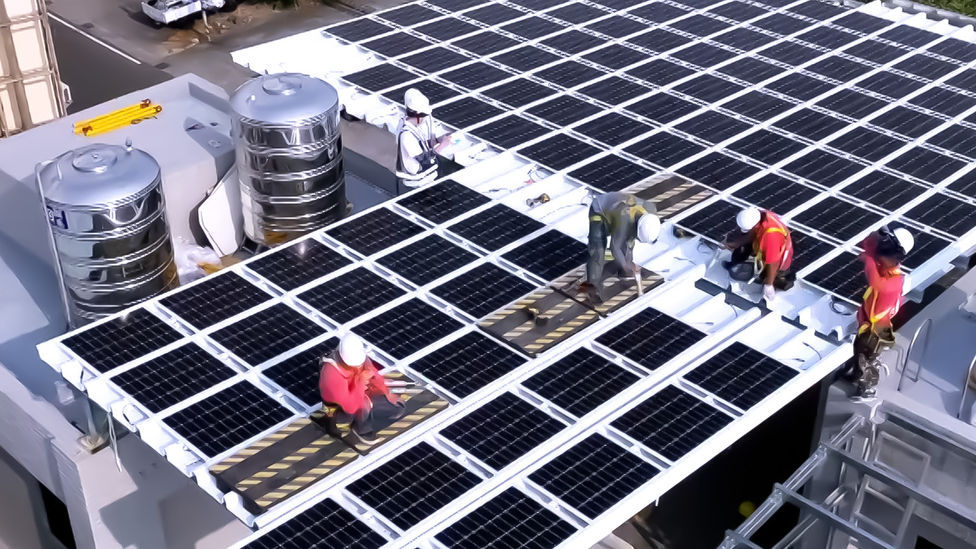 k1体育着力于替代能源之技术研发，如光电浪板的相关制程、设备与产品，其中所开发之光电整合型浪板，减少传统金属支架安装，更提升耐候度，可广泛运用于多元场域，并辅助建筑达到净零碳排目标