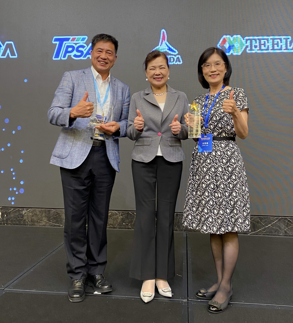 友達致力推動永續發展，於Touch Taiwan2024以3R策略貫穿Display、ESG展位實現綠色展覽目標之成果，Display展位獲綠色裝潢設計鑽質獎最高榮譽，ESG同獲金質獎殊榮。由經濟部長王美花（中）親自頒予友達光電董事長彭双浪（左）、友達光電永續長古秀華（右）