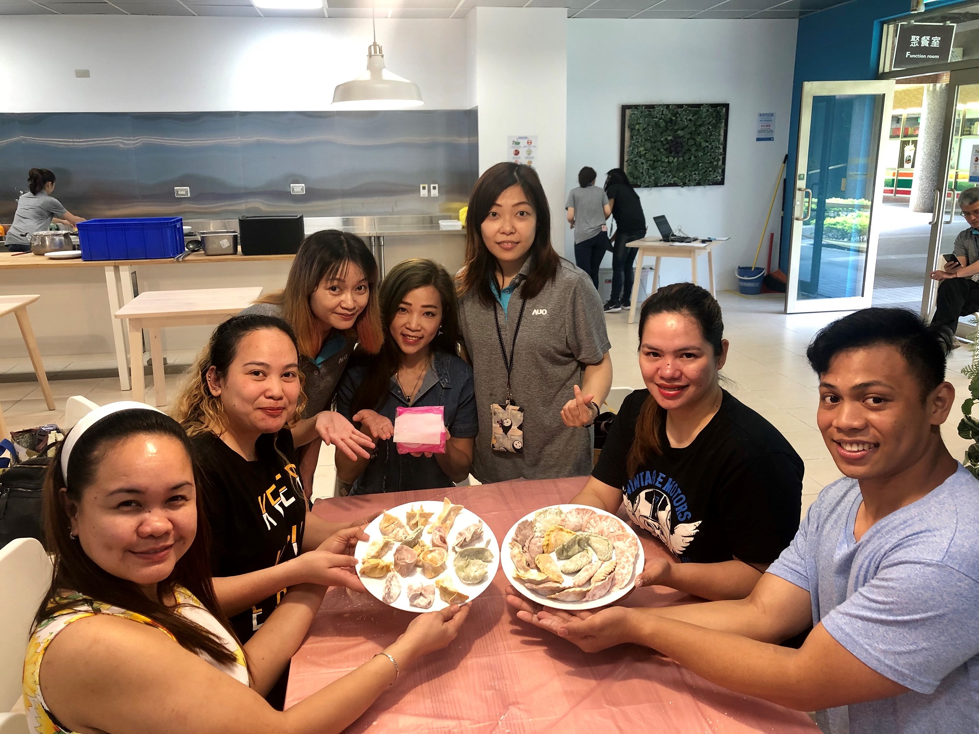 友達將DEI理念貫徹到企業文化和實踐，舉辦如台菲廚藝交流等活動，讓同仁了解彼此文化差異、培養情感