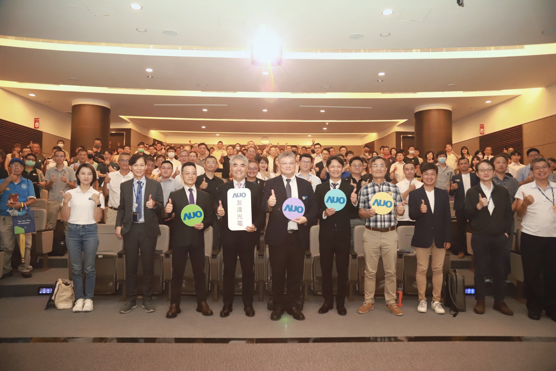友達光電邀請領域專家共研再生能源發展、電力需求及建築物減碳等議題進行交流，盼共擘綠色永續生態圈的嶄新契機。