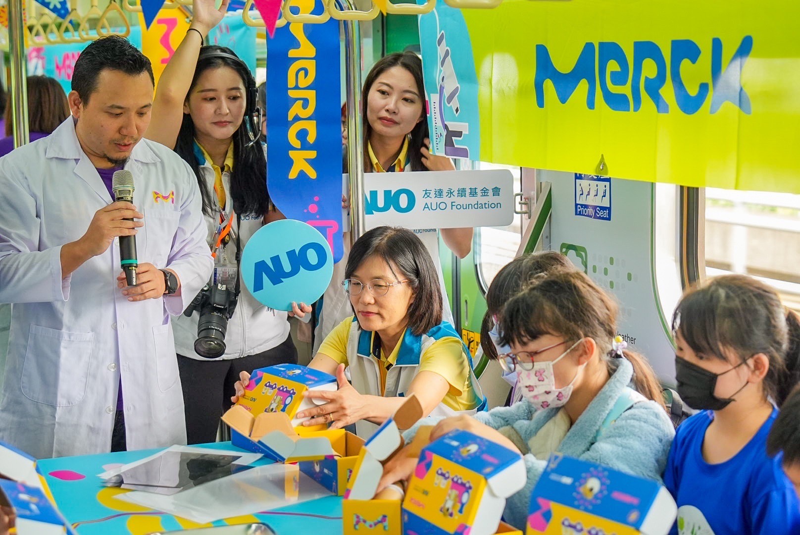 友達以光電、再生能源、水資源三大核心，設計「再生能源和循環經濟」多元永續教育主題，並攜手供應鏈夥伴默克開發創意科學教材及實作體驗，期讓永續素養透過科學探索向下扎根