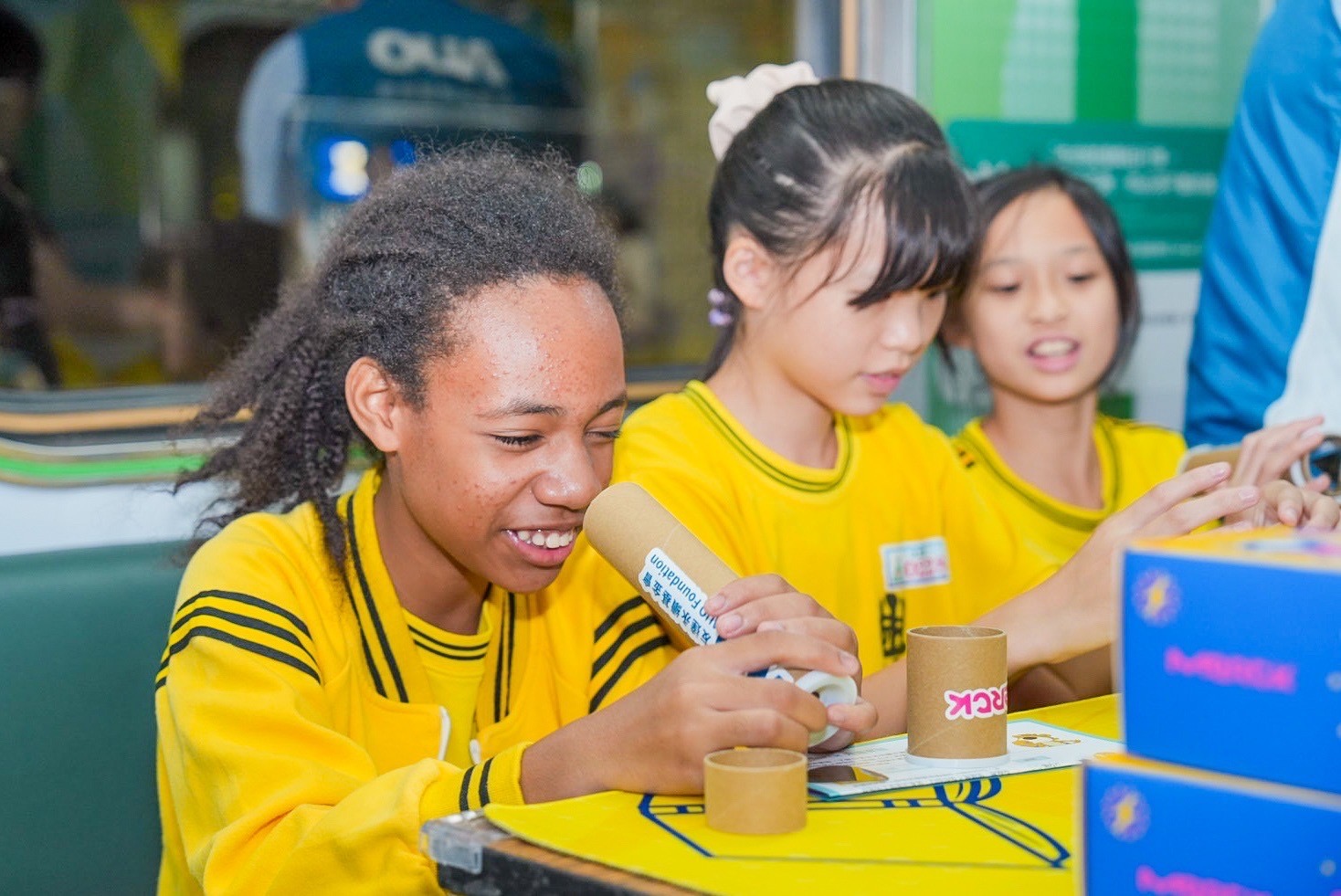 友達與默克分別回收不再使用的偏光片及液晶顯示模組，設計光電課程「玩轉光與闇」，讓學生們親手製作偏光萬花筒與簡易液晶顯示器，實踐循環再生的永續理念