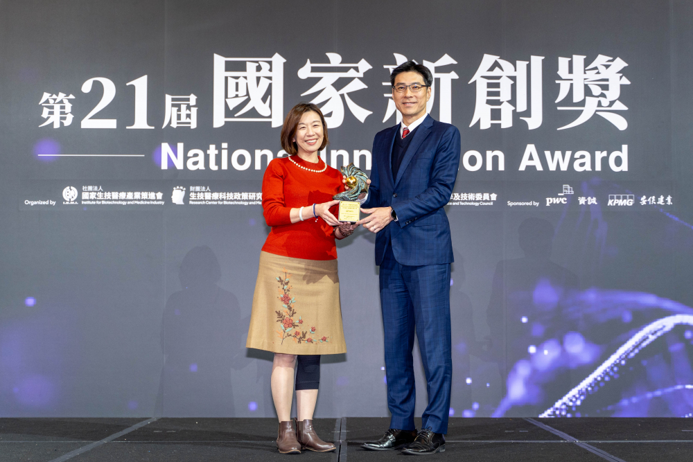 友達旗下子公司友達耘康與達擎分別以「中醫數位化檢測解決方案」及「寬視角3D醫療顯示器」獲得第二十一屆國家新創獎「智慧醫療與健康科技」類別的「企業新創獎」與「國家新創精進獎」兩項殊榮。圖左為衛生福利部政務次長林靜儀、圖右為友達光電智慧醫療事業群總經理廖世宏