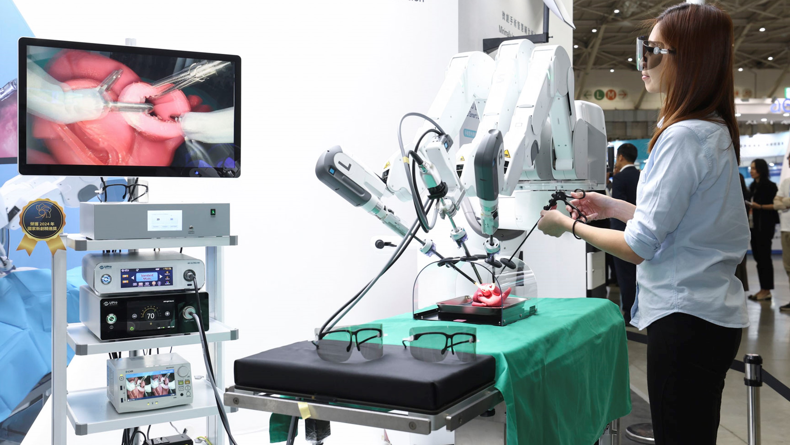 達擎寬視角3D醫療顯示器可應用於機器人手術即時3D解決方案，提供醫療團隊即時、同步的3D手術影像，提升溝通效率與手術安全性