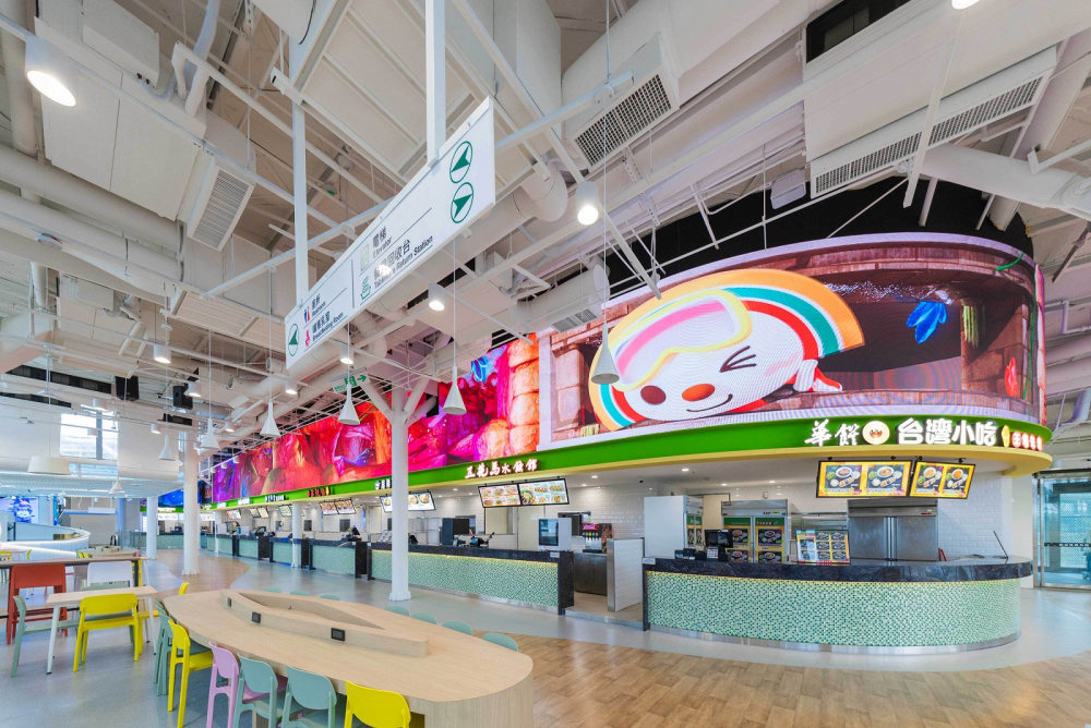 友達穩步推動雙軸轉型策略，旗下子公司達擎攜手傑可達數位與零售業者統一超商合作，為全新改裝開幕的「清水服務區」打造首創的裸視3D體驗牆