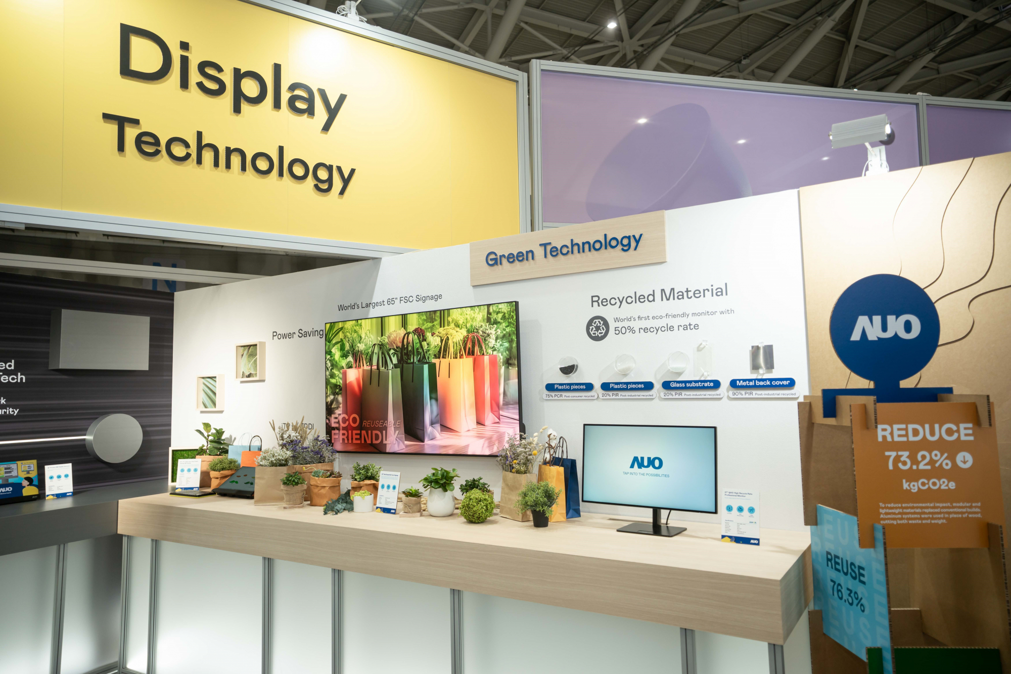 友達Touch Taiwan 2025雙展位再度獲etouch 綠色裝潢設計獎肯定；智慧顯示展位以鋁製模組系統取代傳統木作施作，並在相關裝潢物與設計使用可回收、可重複使用的材料，體現低碳與循環精神。