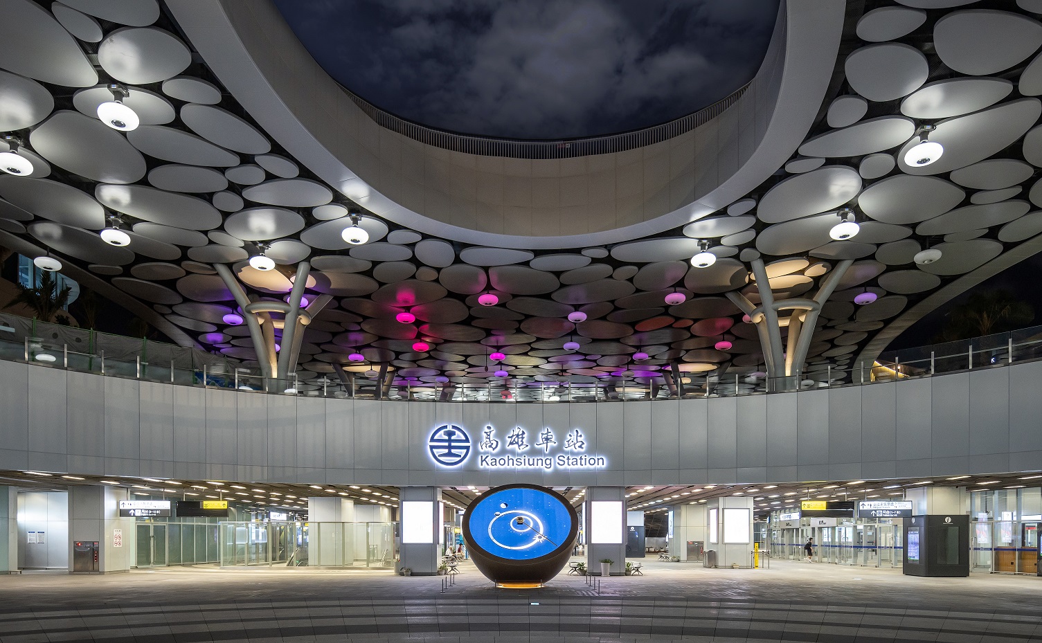 創利空間參與《高雄車站共感空間》公共藝術計畫，擔任視覺科技整合夥伴。於「看時間」天文鐘作品中提供技術指導，整合圓形LED鐘面與鐘體結構，在時間、天象星盤與空間氛圍間生動展演