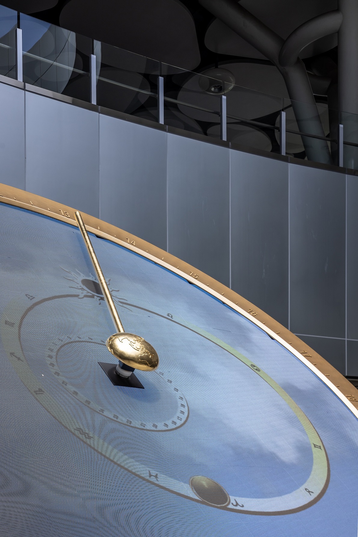 創利空間參與《高雄車站共感空間》公共藝術計畫，擔任視覺科技整合夥伴。於「看時間」天文鐘作品中提供技術指導，整合圓形LED鐘面與鐘體結構，在時間、天象星盤與空間氛圍間生動展演