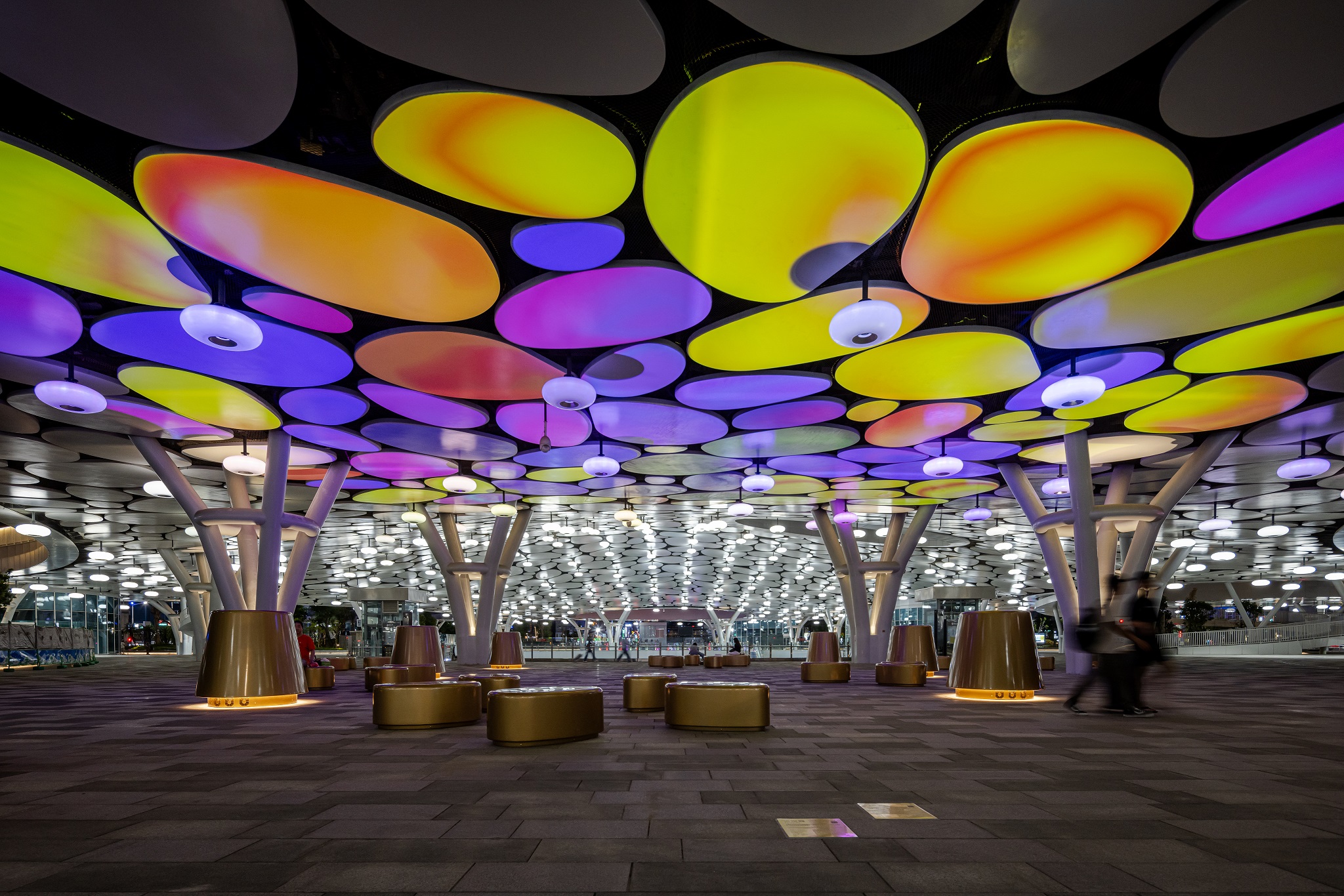 於「染色彩」作品中，創利空間協助藝術團隊將高雄車站天棚2700片鋁製雲朵染上繽紛色彩，從設備設定、光影軟體串接到現場調校，確保光線準確落在雲朵表面，展現層次與意境