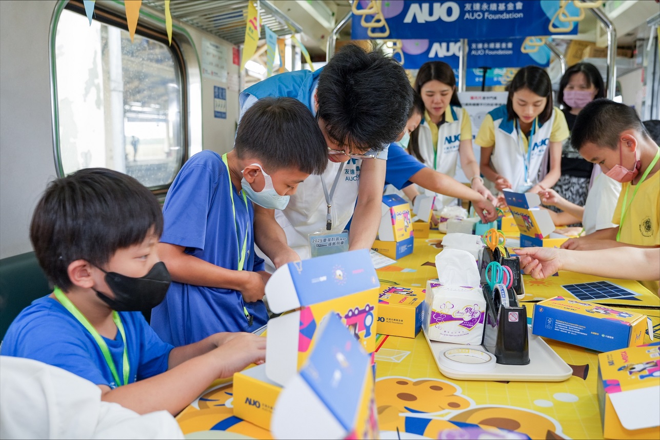 今年友達設計「光電、再生能源、水資源」三大課程主題，攜手供應鏈夥伴默克及大豐環保，以循環經濟理念開發創意教材