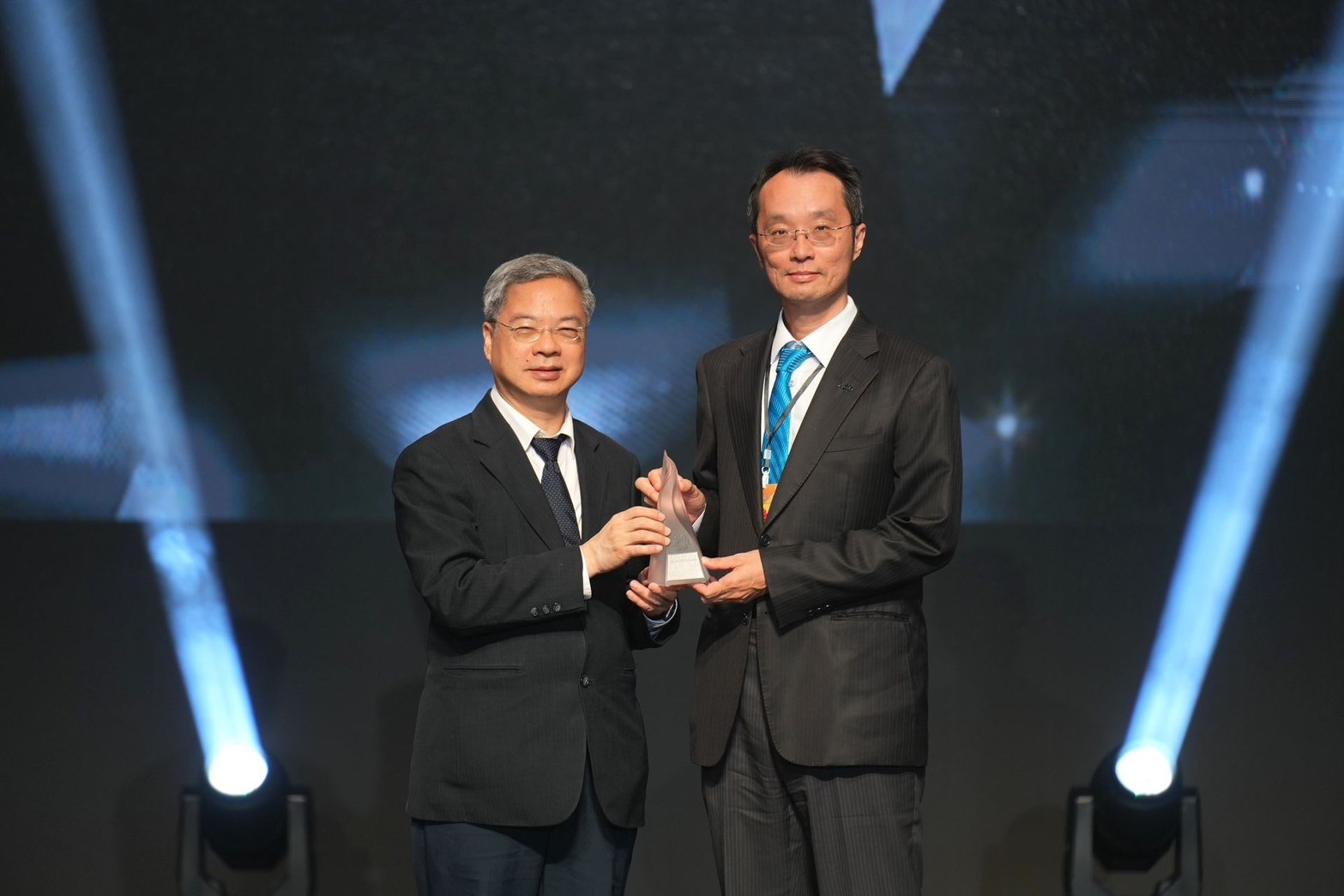 「友達「177吋高透明度Micro LED顯示器」獲得台灣精品銀質獎，由友達光電顯示產品研發總部副總經理吳仰恩（右）代表領獎