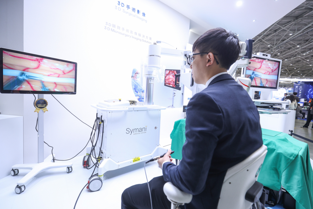 达擎推出〝3D显微手术影像解决方案〞，将3D影像技术从腹腔内视镜手术延伸至神经、血管、淋巴等高难度显微手术，提供超清晰立体视野，协助医疗团队在复杂手术中完成精准细腻操作。