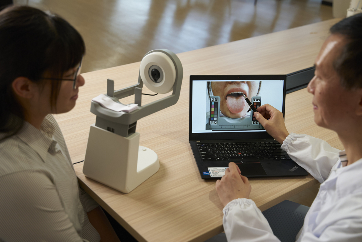 友達耘康的「舌象辨識軟體」則運用AI與大數據技術，可快速辨識舌色、舌形、苔色、苔質等特徵，顯著提升舌象辨識效率，優化檢測流程。