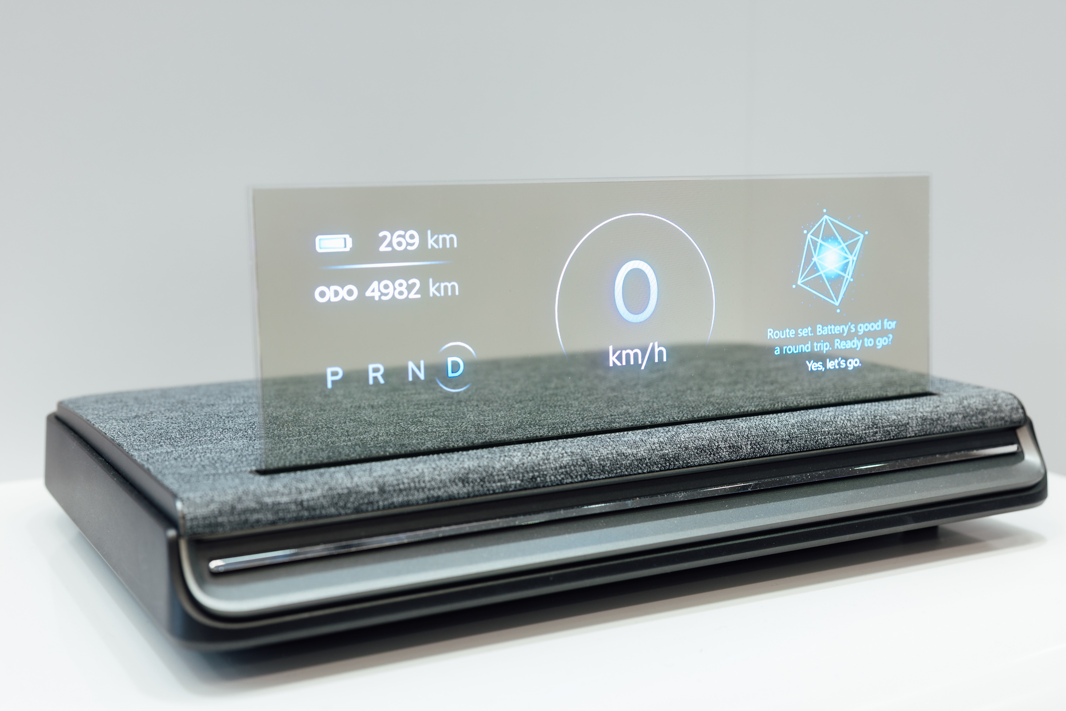 全球首款Aero Module透明Micro LED显示器模块外观轻盈通透，可与数字内容完美融合，提供动态显示、先进控制、个人化沉浸感受。